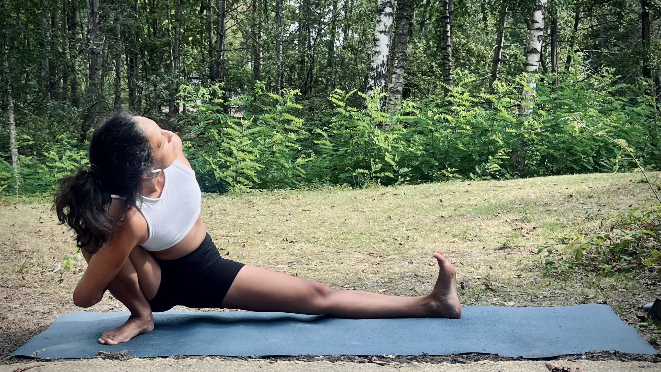 Nadine doet yoga in de natuur